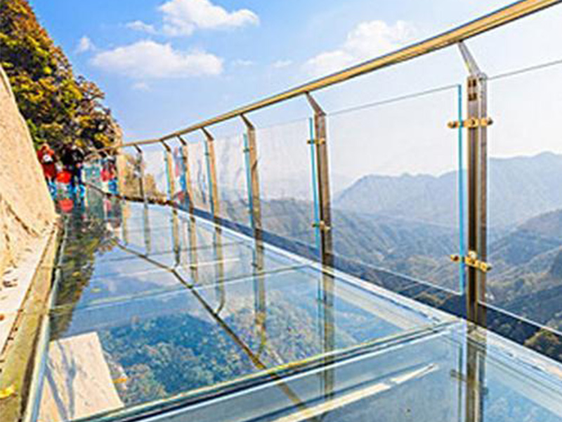 玻璃吊橋受到外國(guó)人質(zhì)疑，不遠(yuǎn)萬里來砸橋，結(jié)局讓人很無奈